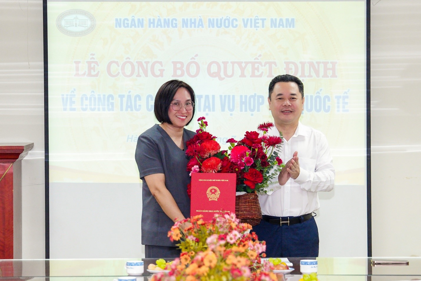 10.7 1 Phó Thống đốc Nguyễn Ngọc Cảnh trao Quyết định bổ nhiệm Phó Vụ trưởng Vụ Hợp tác quốc tế.jpg